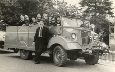 90543 Afbeelding van de spuitwagen van de vrijwillige brandweer van de gemeente Veldhuizen met een aantal leden van het ...